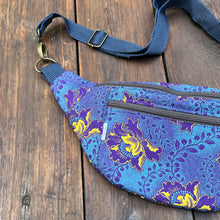 Load image into Gallery viewer, Shweshwe Moonbag
