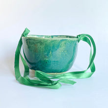 Load image into Gallery viewer, Ceramic Hanging Planter - Green
