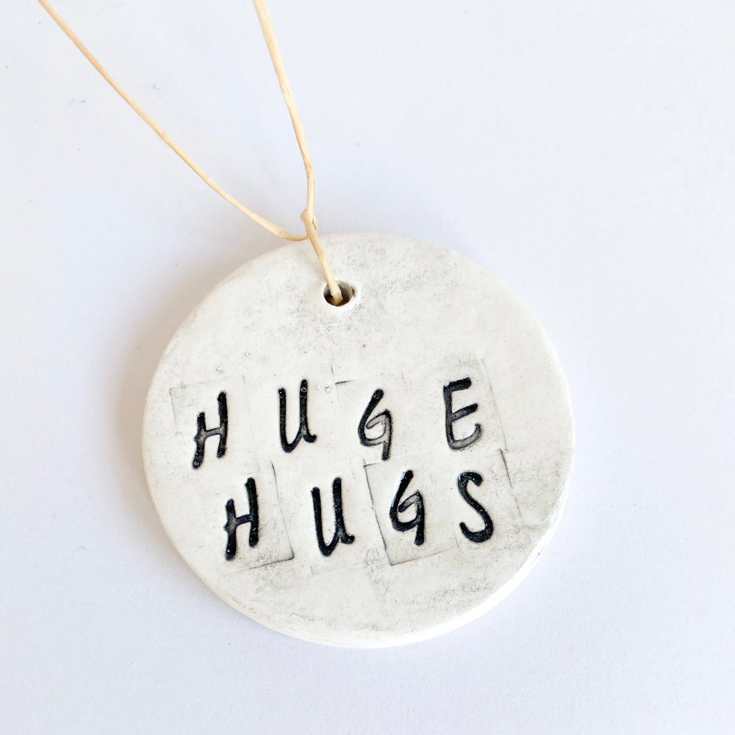 (Re)-Gift Tag - Huge Hugs (black)